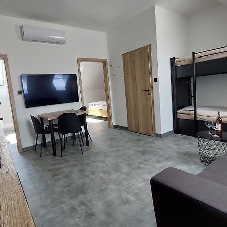 Apartman Po Schodech Nahoru Apartment โบเรติตเซ ภายนอก รูปภาพ