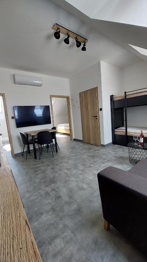 Apartman Po Schodech Nahoru Apartment โบเรติตเซ ภายนอก รูปภาพ