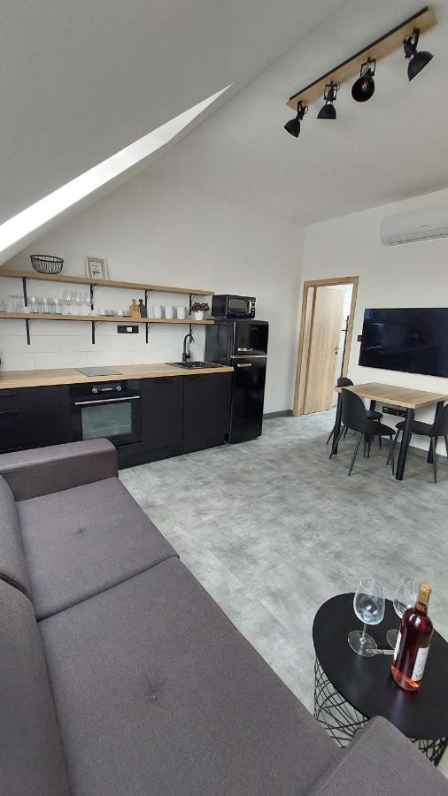 Apartman Po Schodech Nahoru Apartment โบเรติตเซ ภายนอก รูปภาพ